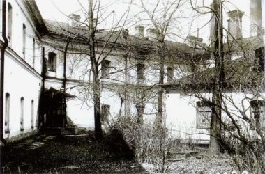 Внутренний двор тюрьмы Трубецкого бастиона и здание бани